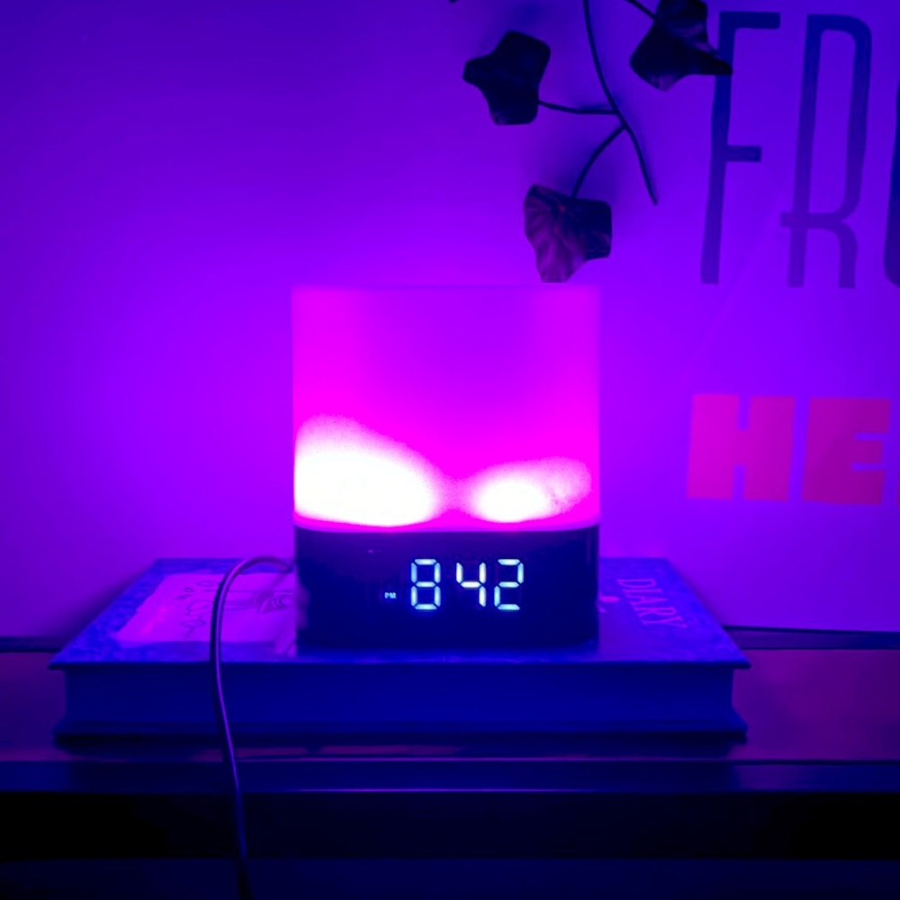 Clock\bluetooth speaker (time already set)